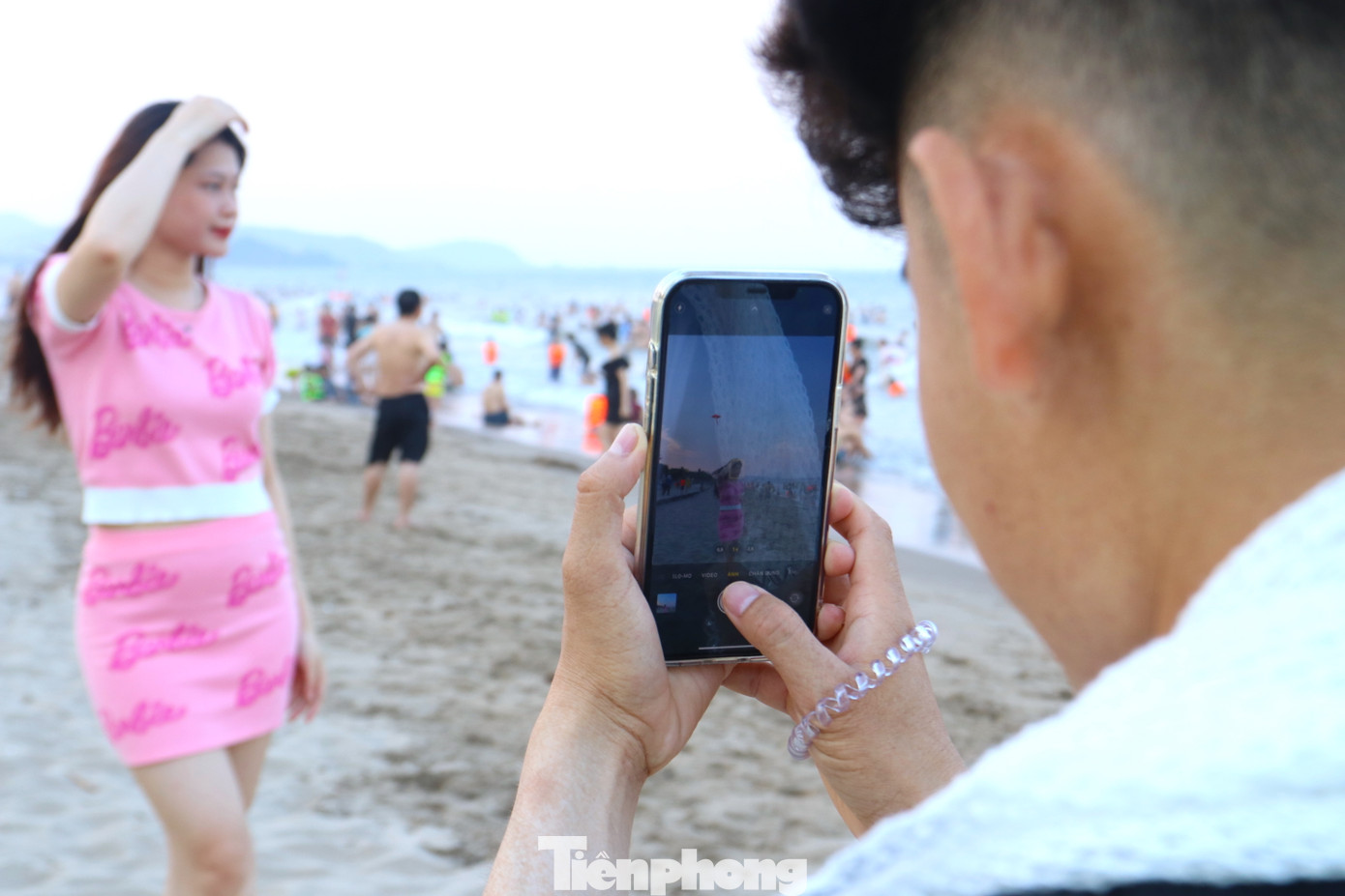 Nhiều cặp đôi tranh thủ chụp những tấm hình đẹp với biển để khoe bạn bè.