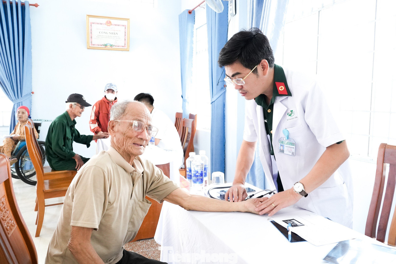 Các bác sỹ là chủ nhiệm khoa, bác sỹ giỏi của Bệnh viện Quân y 175 thăm khám cho người dân tại chương trình. Người dân sẽ được tư vấn tận tình về tình hình sức khỏe và hướng chữa trị các loại bệnh một cách khoa học.