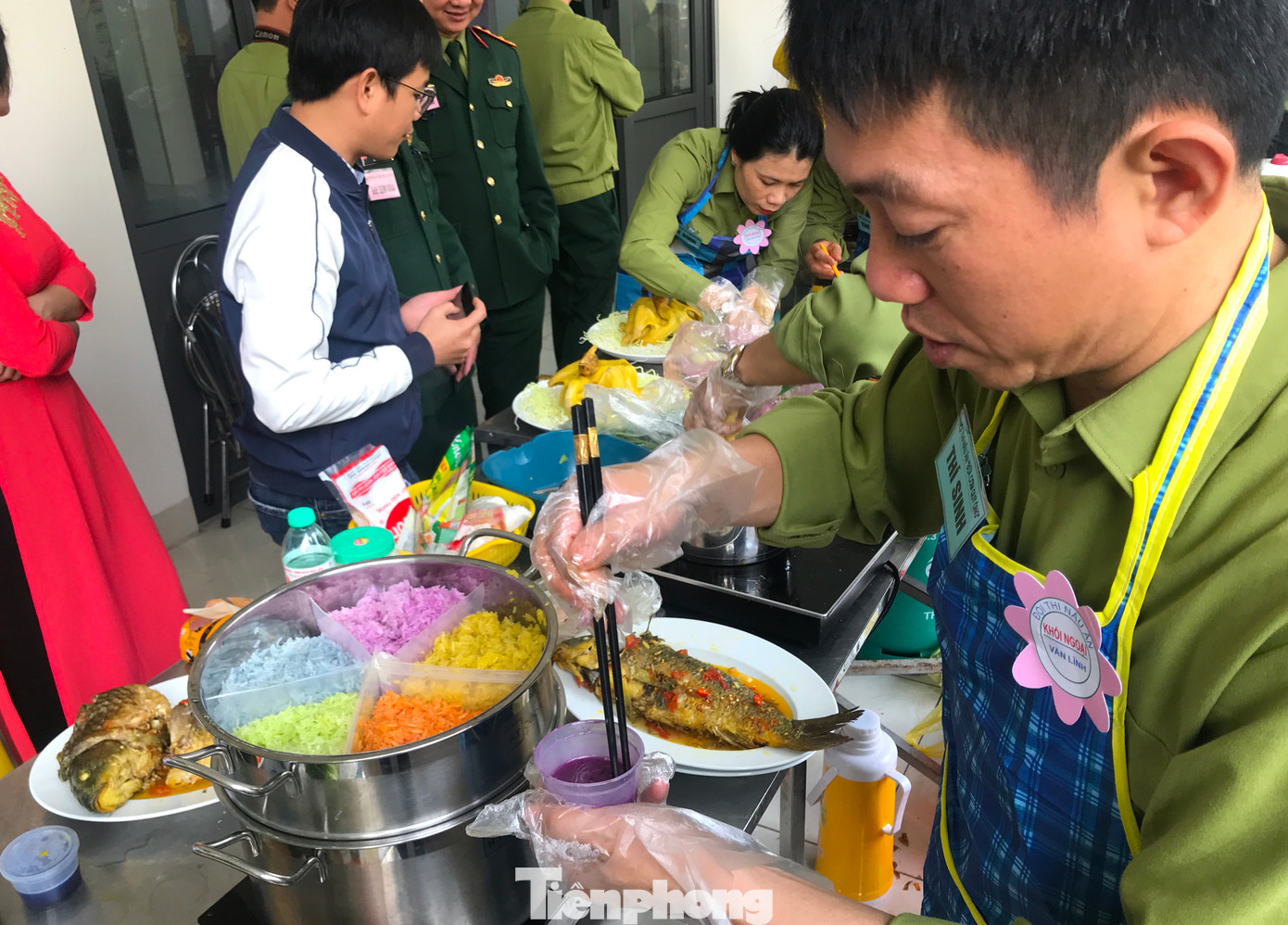 Anh Lê Văn Lĩnh đang thực hiện nấu món xôi ngũ sắc. Để có được màu sắc đẹp cho món xôi, anh Lĩnh phải chuẩn bị nước màu từ trước. "Nước màu này được đội thi chúng tôi xay từ các loại củ quả tự nhiên gồm: hoa đậu biếc, quả gấc, lá nếp xanh, lá cẩm và nghệ. Thời gian có hạn nên mỗi người chia nhau làm mỗi món. Chi phí cũng giới hạn nên mọi người cân nhắc làm món nào cho hợp lý vừa nhanh, vừa đẹp vừa hợp giá tiền", anh Lĩnh chia sẻ. Anh Lê Văn Lĩnh đang thực hiện nấu món xôi ngũ sắc. Để có được màu sắc đẹp cho món xôi, anh Lĩnh phải chuẩn bị nước màu từ trước. "Nước màu này được đội thi chúng tôi xay từ các loại củ quả tự nhiên gồm: hoa đậu biếc, quả gấc, lá nếp xanh, lá cẩm và nghệ. Thời gian có hạn nên mỗi người chia nhau làm mỗi món. Chi phí cũng giới hạn nên mọi người cân nhắc làm món nào cho hợp lý vừa nhanh, vừa đẹp vừa hợp giá tiền", anh Lĩnh chia sẻ.