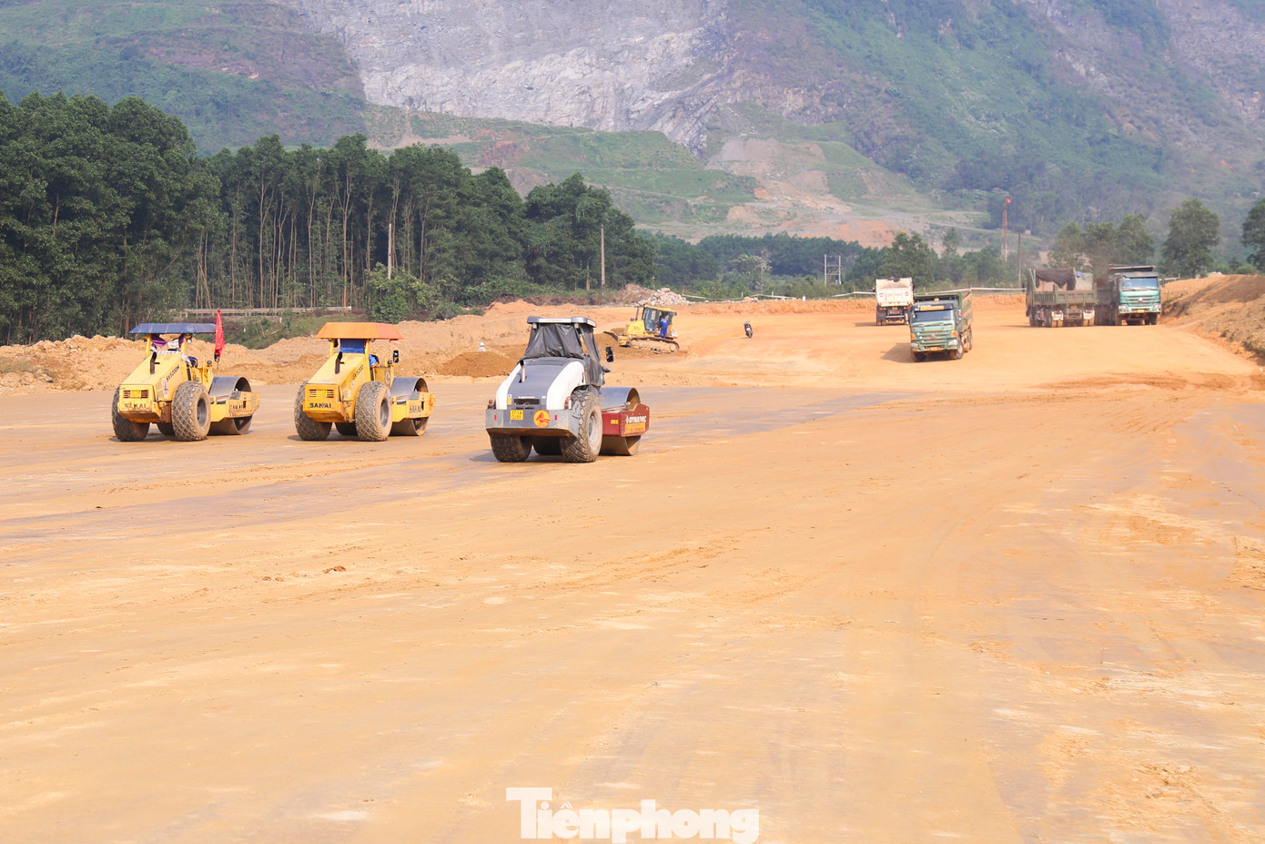 Với không khí khẩn trương trên các vị trí công trường, đến nay hình hài tuyến cao tốc Bắc – Nam qua Hà Tĩnh đang dần được hình thành.