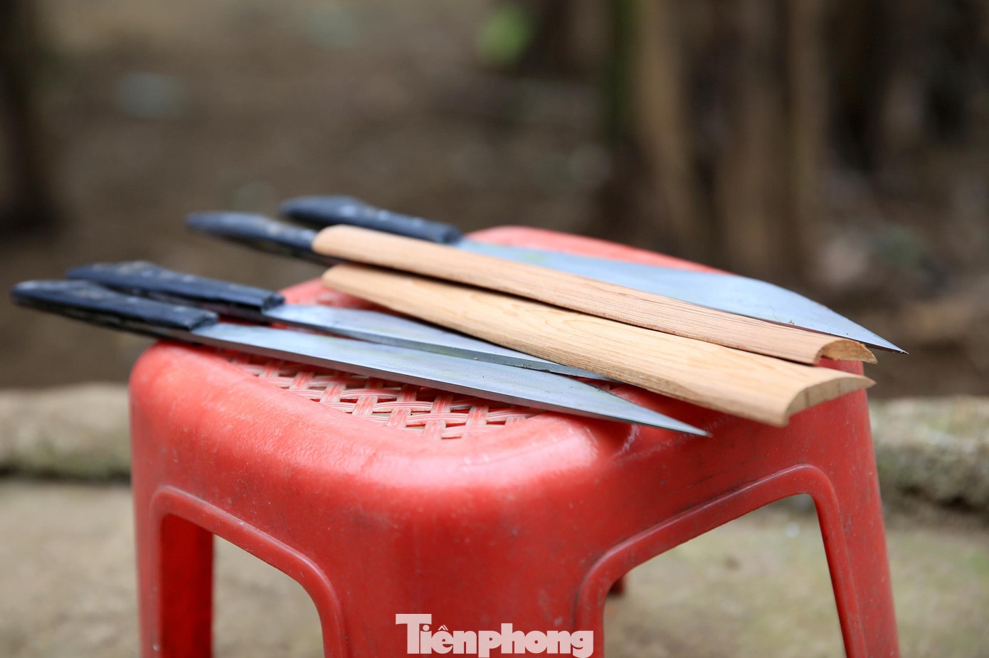 Để làm nên 1 sản phẩm, một thợ rèn người Mông mất hơn 1 ngày. Những người thợ rèn giỏi chỉ cần gõ nhẹ vào dao là đã biết tốt hay xấu. Để làm nên 1 sản phẩm, một thợ rèn người Mông mất hơn 1 ngày. Những người thợ rèn giỏi chỉ cần gõ nhẹ vào dao là đã biết tốt hay xấu.