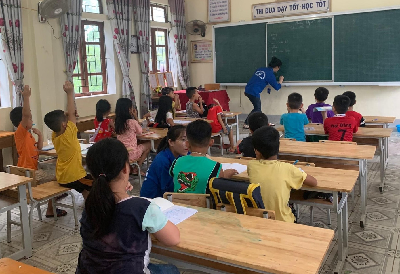 Các buổi dạy học cho trẻ em tại các miền quê được tuổi trẻ triển khai.