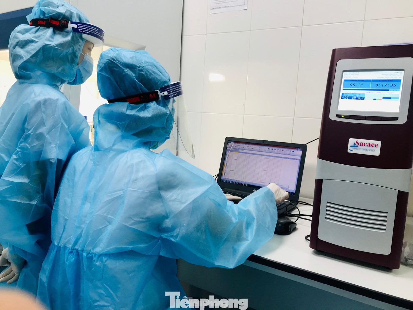 Tiến sỹ Nguyễn Văn Định - Giám đốc CDC Nghệ An chia sẻ: "Toàn bộ trung tâm đều chạy đua với thời gian, thời điểm cho ra kết quả cũng là lúc chúng tôi cảm thấy hồi hộp nhất. Vui mừng khi kết quả âm tính còn lo lắng, buồn bã khi nhận kết quả dương tính SARS-CoV-2. Bữa cơm vội vã là bình thường đối với cán bộ, nhân viên, có những ngày còn không được nghỉ ngơi, thậm chí chuyện đi vệ sinh cũng hy hĩu. Chỉ mong sao dịch bệnh được đẩy lùi, bình yên đến với nhân dân".