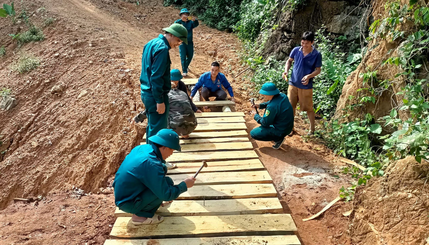 Cây cầu gỗ được lát bằng những tấm gỗ có thể chịu được trọng tải, đảm bảo cho người dân đi an toàn. Cây cầu gỗ được lát bằng những tấm gỗ có thể chịu được trọng tải, đảm bảo cho người dân đi an toàn.