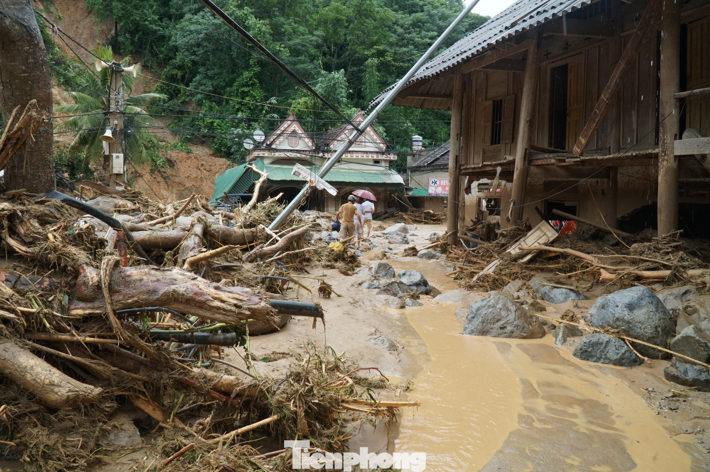 Lũ đánh thẳng vào nhà, cây cối bật gốc.