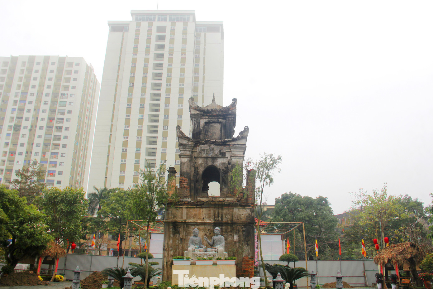 Tuy chùa nằm ngay ở trung tâm thành Vinh, nhưng bước vào chùa, du khách bỗng có cảm giác êm ả, thanh tịnh đến lạ thường.