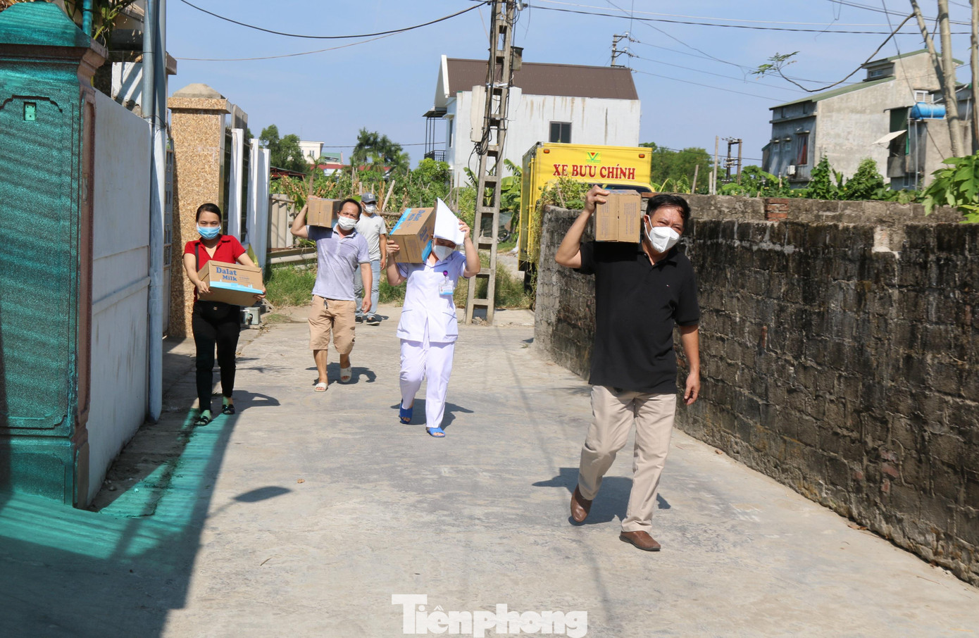 Bác sỹ CKII Nguyễn Văn Mạnh - Trưởng khoa Thận tiết niệu và lọc máu cùng đại diện báo Tiền Phong vận chuyển sữa, khẩu trang vào phòng trọ của các bệnh nhân chạy thận. Bác sỹ CKII Nguyễn Văn Mạnh - Trưởng khoa Thận tiết niệu và lọc máu cùng đại diện báo Tiền Phong vận chuyển sữa, khẩu trang vào phòng trọ của các bệnh nhân chạy thận.