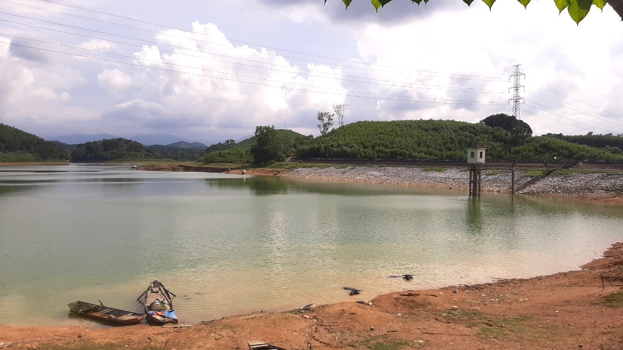 Vài tuần qua trên địa bàn Nghệ An và một số khu vực xảy ra nắng nóng kéo dài, không có mưa dẫn đến việc các hồ đập thiếu nước.