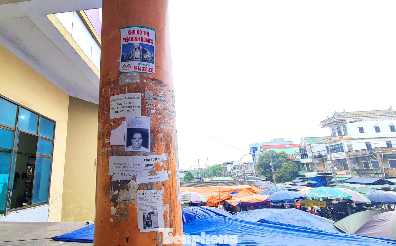 Các khoảng trống ở chợ trở thành nơi dán tờ rơi, quảng cáo. Các khoảng trống ở chợ trở thành nơi dán tờ rơi, quảng cáo.