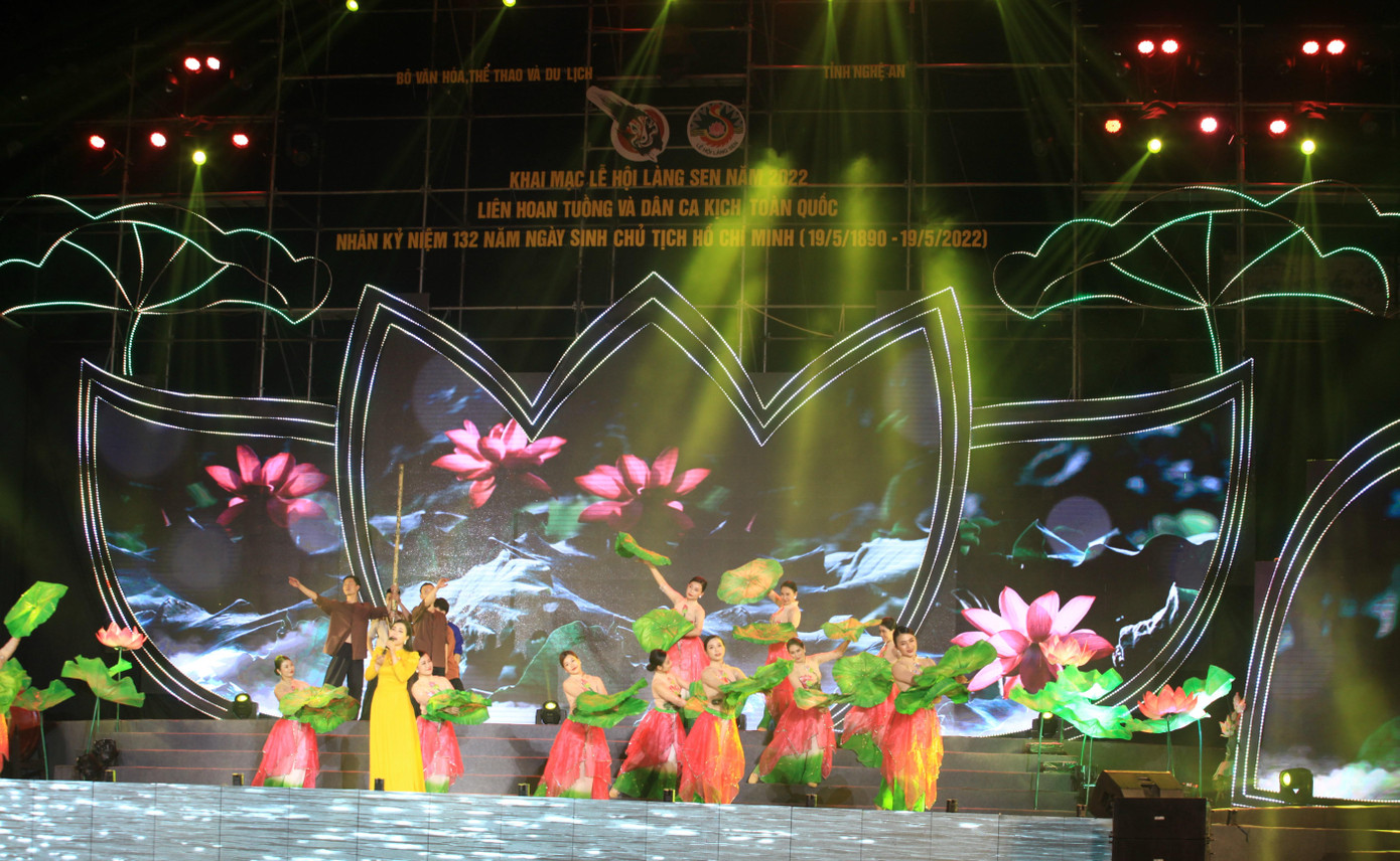 Tiếp theo lễ khai mạc là chương trình nghệ thuật “Người là niềm tin tất thắng”, bao gồm các tiết mục nghệ thuật đặc sắc, đậm đà bản sắc văn hóa dân tộc, với sự tham gia của hơn 300 nghệ sĩ, diễn viên, nghệ nhân đến từ 11 đơn vị nghệ thuật chuyên nghiệp các tỉnh, thành phố và 19 đơn vị nghệ thuật quần chúng các huyện, thành phố, thị xã tỉnh Nghệ An.