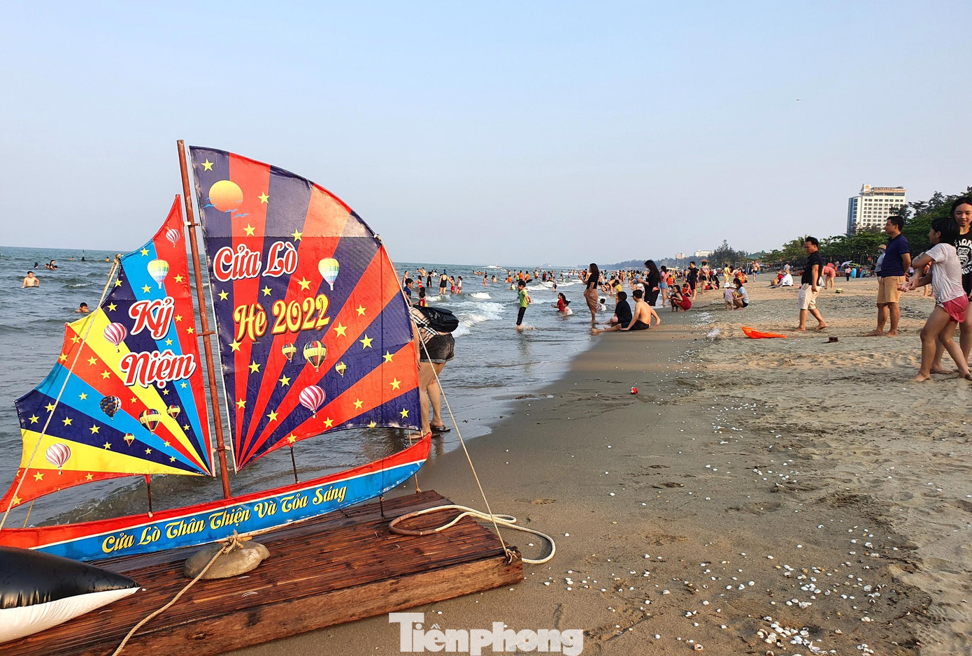 Anh Phan Khánh Đức (quê Hưng Yên) cho biết, đã 3 năm rồi anh mới có dịp đưa vợ và 2 con trai của mình quay lại Cửa Lò. “Không khí ở đây mát mẻ, bờ biển trong xanh. Đợt này cả nhà đã tiêm đủ liều vắc xin nên khi du lịch mở cửa là đặt phòng đi chơi ngay”, anh Đức nói.