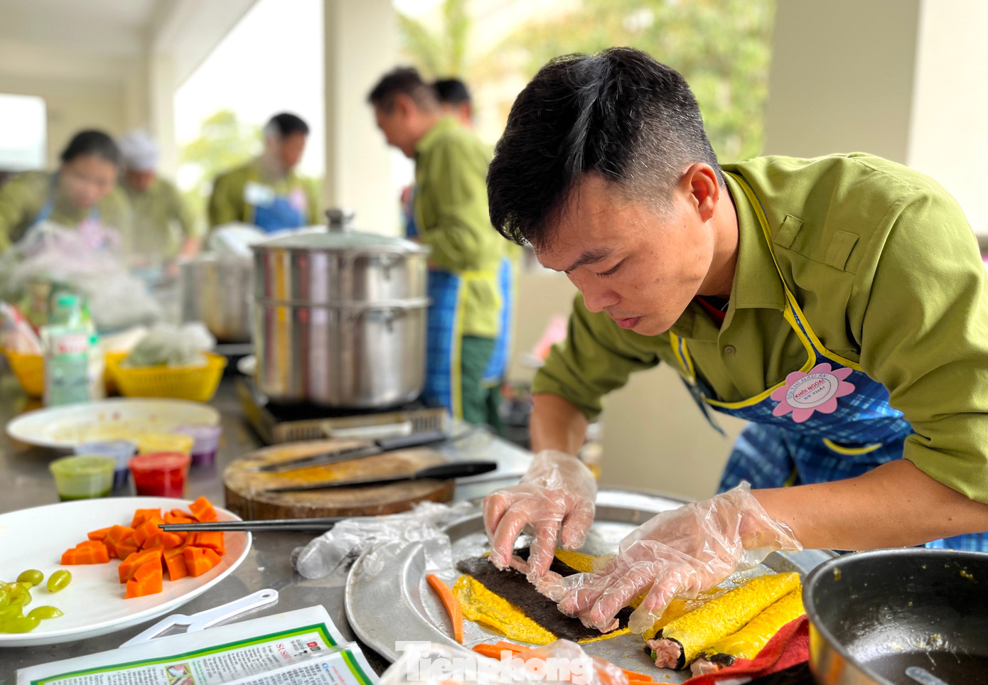 Tham gia cuộc thi, mỗi đội đều lựa chọn những nam cán bộ ưu tú nhất, khéo tay nhất để trổ tài nấu nướng. Tham gia cuộc thi, mỗi đội đều lựa chọn những nam cán bộ ưu tú nhất, khéo tay nhất để trổ tài nấu nướng.