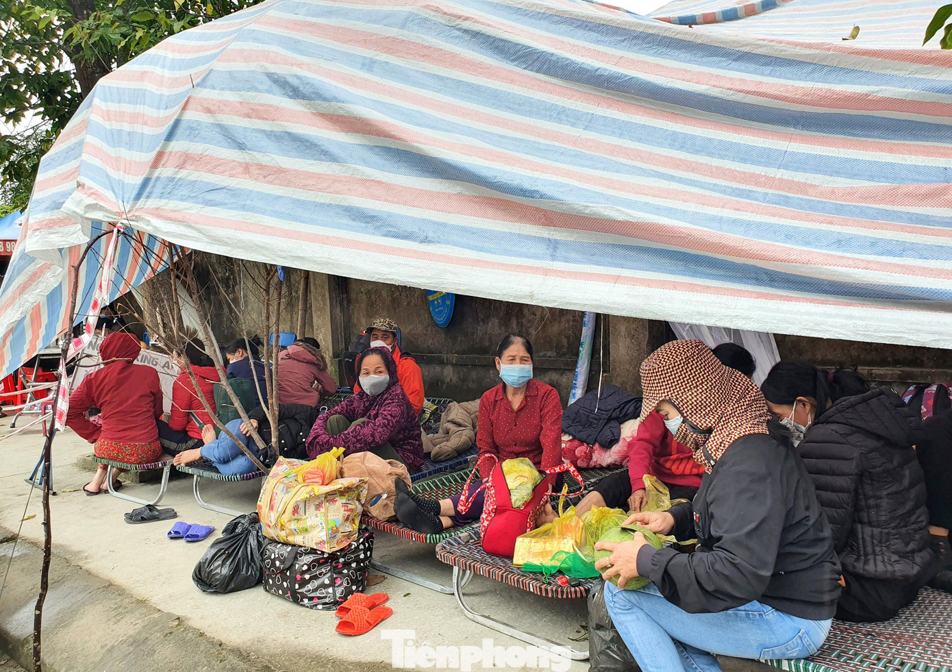 Mỗi túp lều hơn chục mét vuông hiện đang có hàng chục người kê giường xếp ngả lưng nghỉ tạm qua ngày.