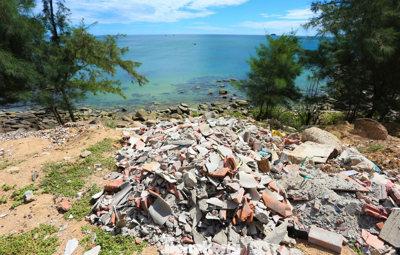 Rác thải bị vứt bừa bãi dọc tuyến đường với đủ loại, từ rác thải sinh hoạt (chai lọ, thức ăn dư thừa, túi nilon), rác thải xây dựng (gạch vụn, ngói vỡ, đất, đá) cho tới rác thải từ hoạt động đánh bắt thủy hải sản (vỏ hến, ngao, sò, hàu...).