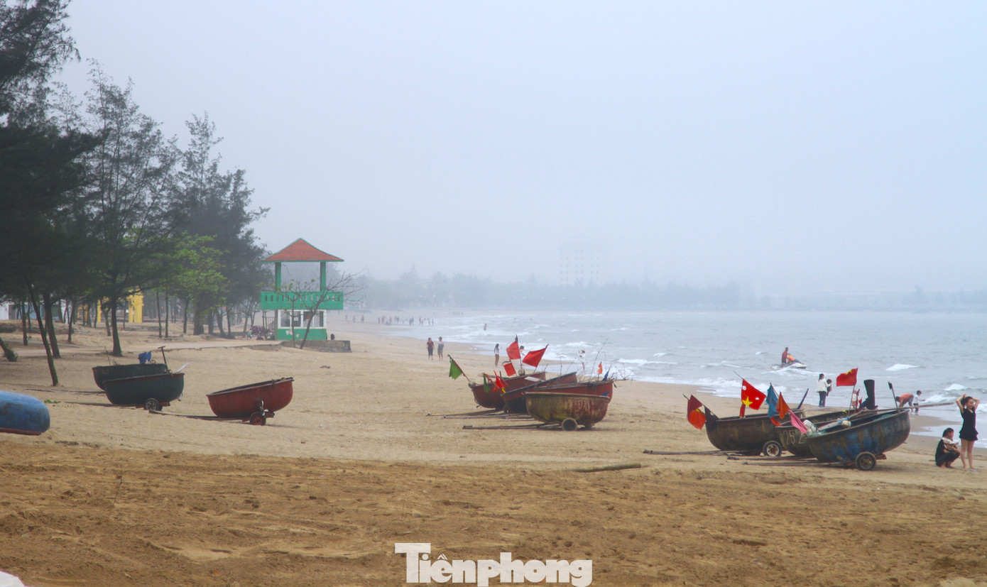 Bãi cát bờ biển đã được làm sạch. Trong những ngày qua cũng đã có rất nhiều đoàn khách du lịch về nghỉ dưỡng và tắm biển Cửa Lò.