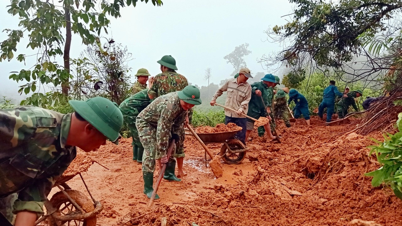Hiện, các lực lượng chức năng cùng người dân vùng lũ đang khắc phục thiệt hại về nhà cửa, tài sản, vệ sinh môi trường, tiêu độc, khử trùng, xử lý đảm bảo nước sinh hoạt trong các vùng bị ngập úng; khôi phục sản xuất lúa, ngô, rau màu bị ngập; sửa chữa hạ tầng hư hỏng, khắc phục công trình nước sạch để phục vụ sinh hoạt.