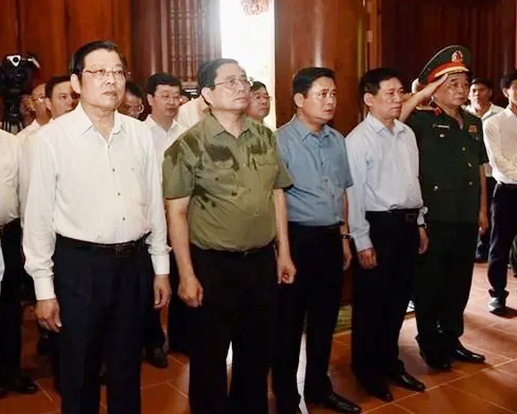 Cùng dự có Ủy viên Bộ Chính trị, Bí thư Trung ương Đảng, Trưởng ban Nội chính Trung ương Phan Đình Trạc và các lãnh đạo Ủy viên Trung ương Đảng: Bộ trưởng Bộ Tài chính Hồ Đức Phớc; Phó trưởng Ban Thường trực Ban Dân vận Trung ương Phạm Tất Thắng; Chủ nhiệm Ủy ban Văn hóa, Giáo dục Quốc hội Nguyễn Đắc Vinh; Bộ trưởng Bộ Văn hóa, Thể thao và Du lịch Nguyễn Văn Hùng; Thượng tướng Hoàng Xuân Chiến, Ủy viên Quân ủy Trung ương, Thứ trưởng Bộ Quốc phòng; Bí thư Tỉnh ủy, Trưởng đoàn Đại biểu Quốc hội tỉnh, Chủ tịch HĐND tỉnh Nghệ An Thái Thanh Quý cùng đại diện các bộ, ban, ngành Trung ương và địa phương.