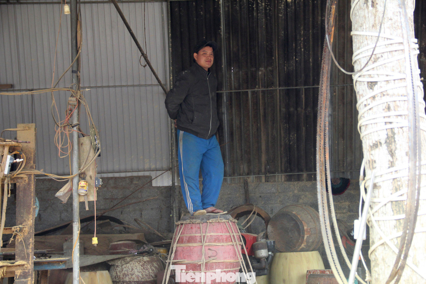 “Năm nay tôi chỉ dám nhận gần 100 chiếc trống dịp Tết này”, ông Ngụ nói. Theo ông Ngụ, càng giáp Tết, họ càng ít dám nhận thêm đơn đặt hàng bởi sợ làm không kịp. Việc nhiều nhưng lại khó để thuê người làm. Nghề làm trống khác với các nghề khác, người làm đòi hỏi phải có kỹ thuật nhất định, không thể thuê lao động thời vụ được.