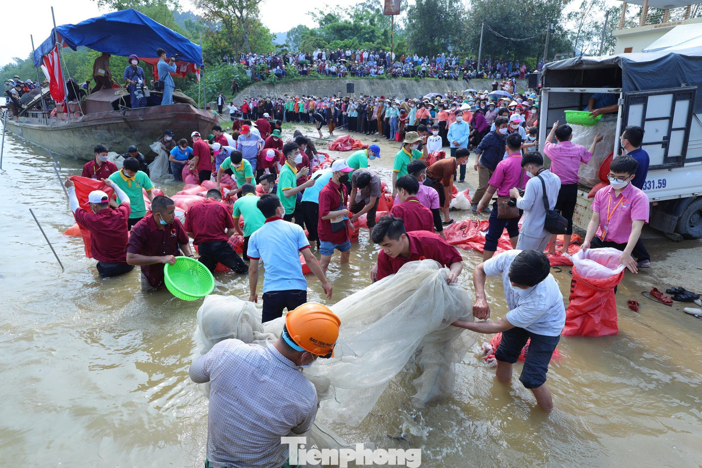 Đây là hoạt động được chùa tổ chức thường niên, có sự kết hợp và hỗ trợ của Lữ đoàn công binh 414 về phà, bè, thuyền. Tuy nhiên, đây là số lượng cá được thả xuống sông Lam lớn nhất từ trước tới nay.