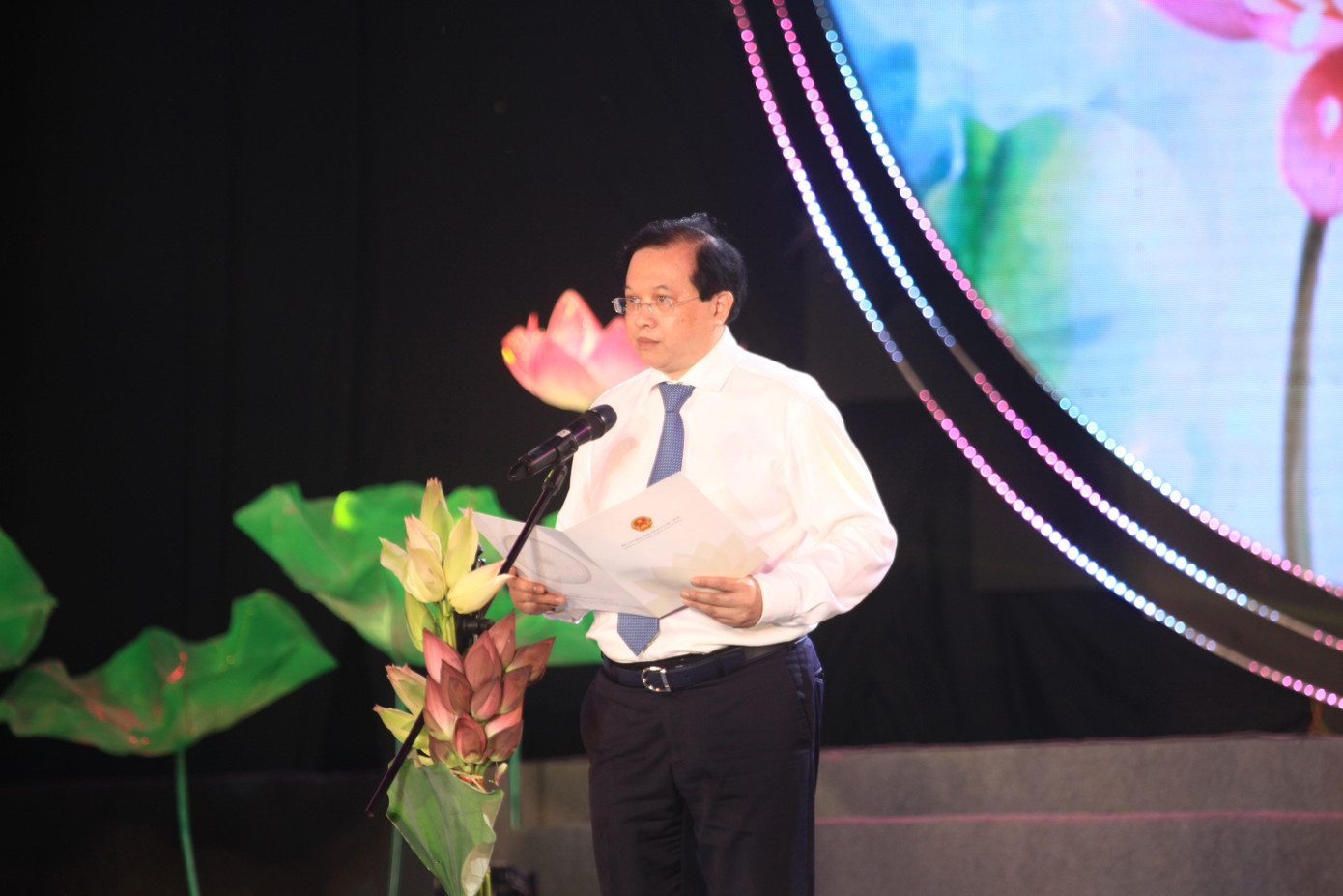 Phát biểu khai mạc Lễ hội Làng Sen, Thứ trưởng Bộ Văn hóa - Thể thao và Du lịch Tạ Quang Đông khẳng định, Chủ tịch Hồ Chí Minh là một vĩ nhân. Cuộc đời, sự nghiệp, tư tưởng, đạo đức của Người đã làm rạng rỡ dân tộc, non sông đất nước, được thế giới tôn vinh "Anh hùng giải phóng dân tộc, danh nhân văn hóa kiệt xuất". Người có tinh thần yêu nước, thương dân sâu sắc, là sự kết tinh của truyền thống lịch sử, văn hóa và cách mạng của cả dân tộc, với khát khao tìm đường cứu nước, đưa đồng bào thoát khỏi cảnh cơ cực lầm than, đất nước được độc lập, nhân dân được tự do, ấm no, hạnh phúc.