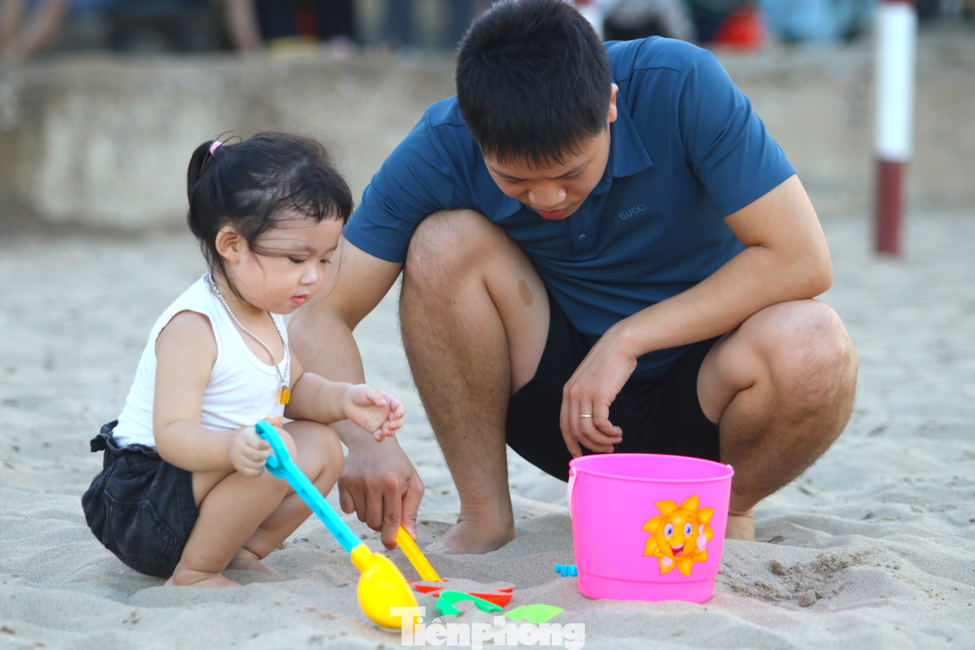 Nhiều em nhỏ thích thú mang đồ chơi ra vui đùa cùng với cát, nước.