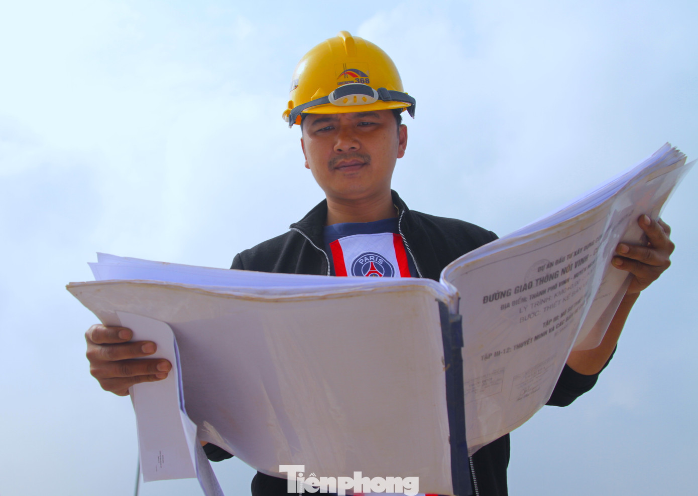 Anh Đào Xuân Mai (chỉ huy công trình của nhà thầu phụ) cho biết, để đảm bảo công trình xây dựng theo đúng thiết kế, anh luôn phải có mặt túc trực để kiểm tra, giám sát. Cuốn hồ sơ thiết kế công trình luôn được anh xem và kiểm tra sát sao mỗi khi công nhân làm.