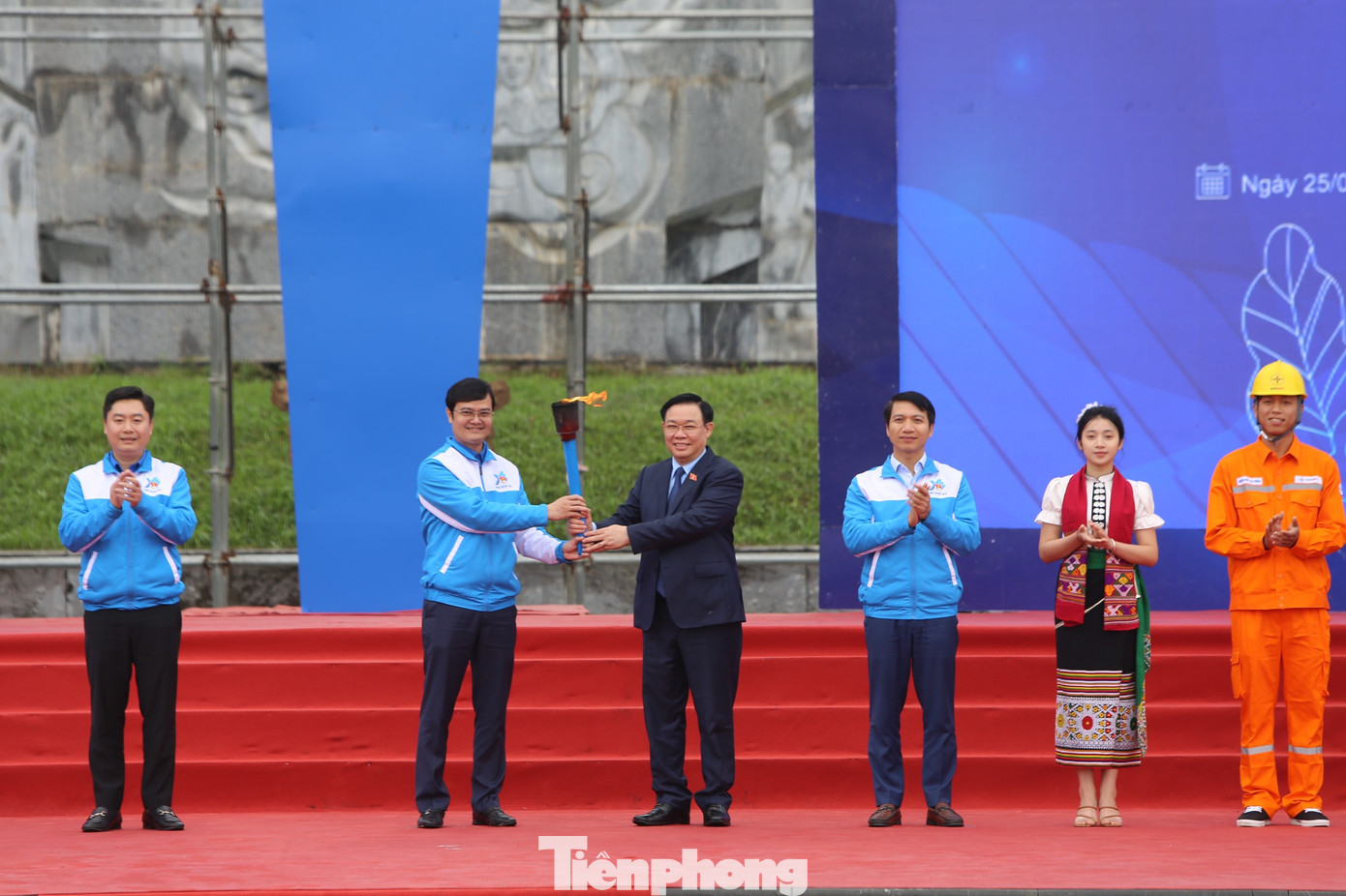 Chủ tịch Quốc hội Vương Đình Huệ trao ngọn đuốc Khởi động Tháng thanh niên 2024 cho Bí thư thứ nhất T.Ư Đoàn Bùi Quang Huy. Chủ tịch Quốc hội Vương Đình Huệ trao ngọn đuốc Khởi động Tháng thanh niên 2024 cho Bí thư thứ nhất T.Ư Đoàn Bùi Quang Huy.