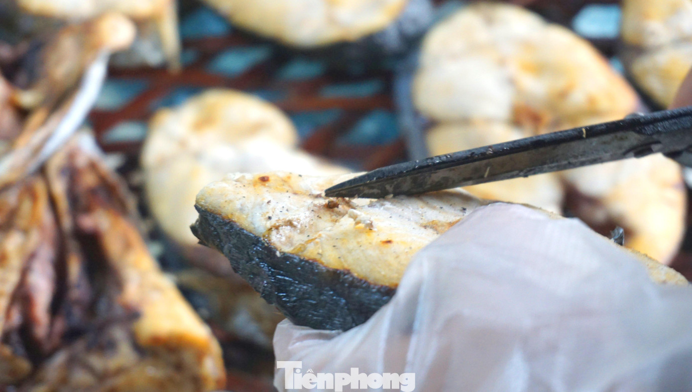 Cá cắt, làm sạch đến đâu, được đưa vào bếp nướng ngay để đảm bảo sự tươi ngon. Để những miếng cá này không bị dính vào thanh sắt gác trên bếp than đang rực hồng, họ phải sử dụng một lớp lá chuối cuốn chặt vào thanh sắt. Không chỉ có công dụng chống dính, lá chuối còn làm cá dậy mùi thơm đặc trưng hơn. Cá cắt, làm sạch đến đâu, được đưa vào bếp nướng ngay để đảm bảo sự tươi ngon. Để những miếng cá này không bị dính vào thanh sắt gác trên bếp than đang rực hồng, họ phải sử dụng một lớp lá chuối cuốn chặt vào thanh sắt. Không chỉ có công dụng chống dính, lá chuối còn làm cá dậy mùi thơm đặc trưng hơn.