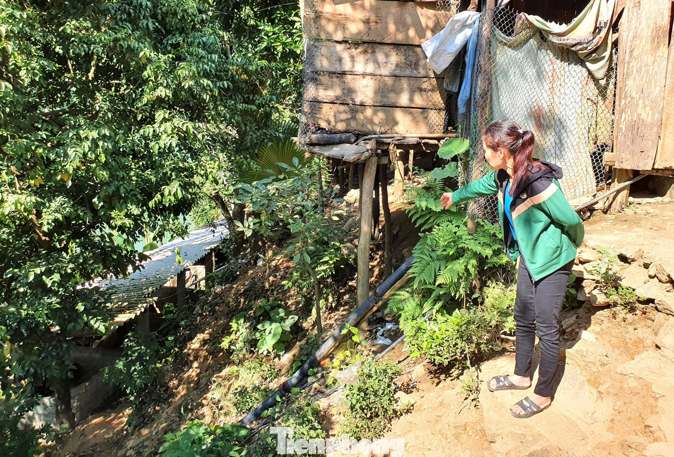 Bà Ngô Thị Tuyết (SN 1967, trú bản Minh Phương, xã Lượng Minh) kể, tháng 8/2018, trận lũ lớn bất ngờ ập về, gây sạt lở, lấn sâu vào móng nhà sàn khiến cả gia đình phải vội vàng tháo chạy. “Cũng may gia đình tôi kịp tháo dỡ được căn nhà không thì cũng bị cuốn trôi luôn như mấy nhà phía dưới rồi”, bà Tuyết cho biết.