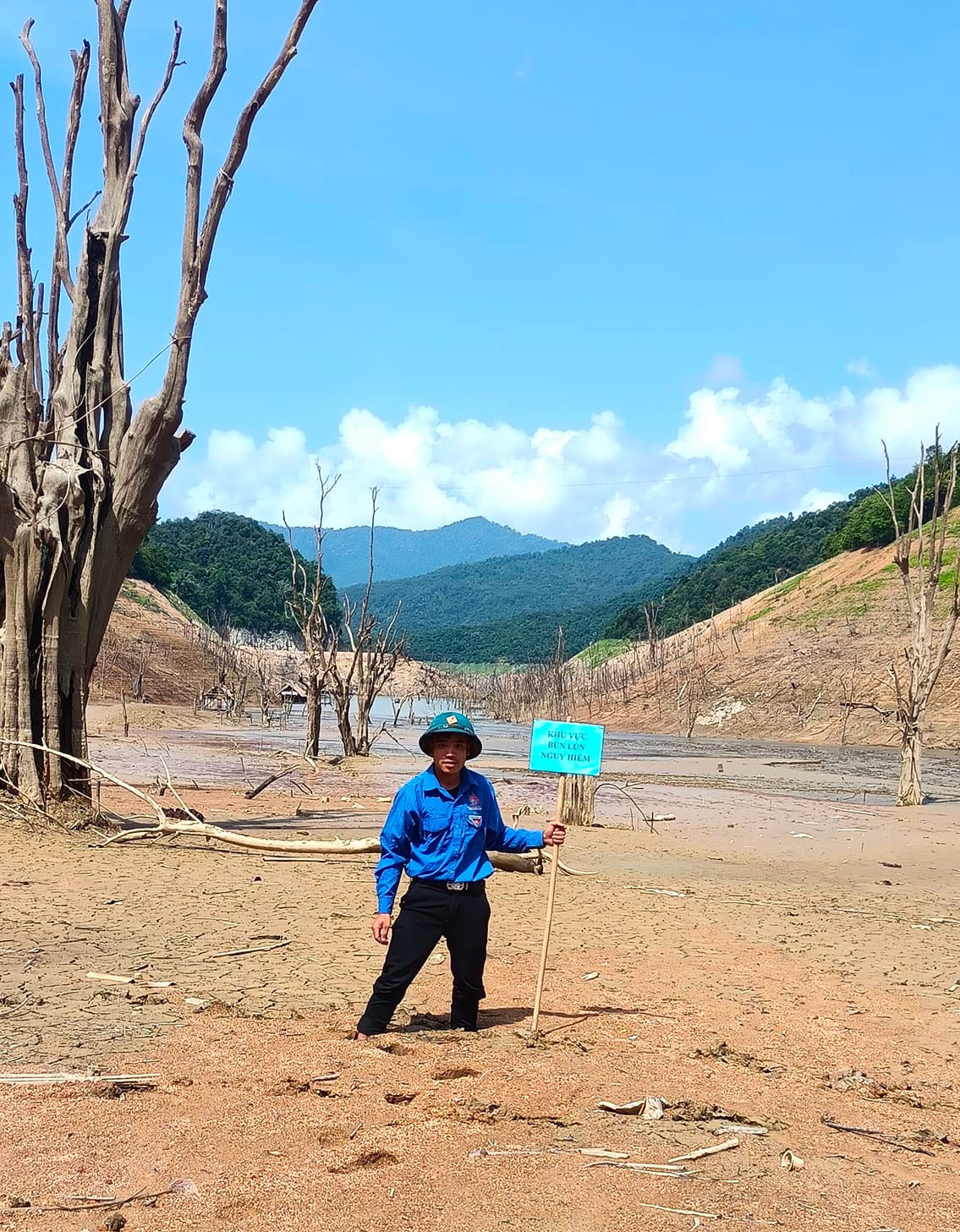 Nhiều vị trí bùn có thể lún sâu ngập cả người nên các đoàn viên phải cắm biển cảnh báo để người dân biết, tránh đi vào nơi nguy hiểm.