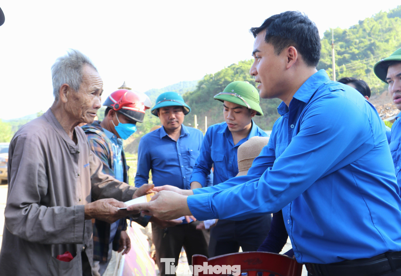 Lũ quét ập đến bản nghèo khiến người dân rơi vào túng quẫn, khó khăn. Tỉnh Nghệ An đã điều động gần 1.000 cán bộ, chiến sĩ từ các lực lượng có mặt tại hiện trường để giúp đỡ người dân khắc phục hậu quả. Trong ảnh: Anh Thái Minh Sỹ - Phó Bí thư Tỉnh đoàn Nghệ An trao quà hỗ trợ người dân Tà Cạ.