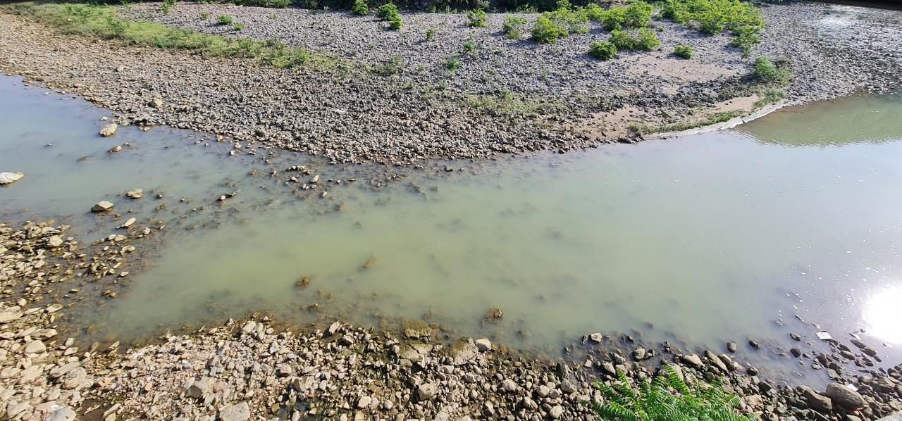 Ghi nhận của P/V, những ngày qua, sông Nâm Mô chảy qua địa bàn huyện Kỳ Sơn (Nghệ An) cạn trơ đáy. Lòng sông không đủ nước tạo thành dòng chảy, hình thành những vũng nước cạn. Được biết, địa bàn huyện này có 6 nhà máy thủy điện đã hoạt động gồm thủy điện Nậm Cắn, thủy điện Bản Cánh, thủy điện Nậm Mô, thủy điện Can Nan 2, thủy điện Ca Lôi, thủy điện Can Nan 1. Ngoài ra, dự án thủy điện Nậm Mô - Mỹ Lý đang trong quá trình hoàn thiện thủ tục và xây dựng. Ghi nhận của P/V, những ngày qua, sông Nâm Mô chảy qua địa bàn huyện Kỳ Sơn (Nghệ An) cạn trơ đáy. Lòng sông không đủ nước tạo thành dòng chảy, hình thành những vũng nước cạn. Được biết, địa bàn huyện này có 6 nhà máy thủy điện đã hoạt động gồm thủy điện Nậm Cắn, thủy điện Bản Cánh, thủy điện Nậm Mô, thủy điện Can Nan 2, thủy điện Ca Lôi, thủy điện Can Nan 1. Ngoài ra, dự án thủy điện Nậm Mô - Mỹ Lý đang trong quá trình hoàn thiện thủ tục và xây dựng.