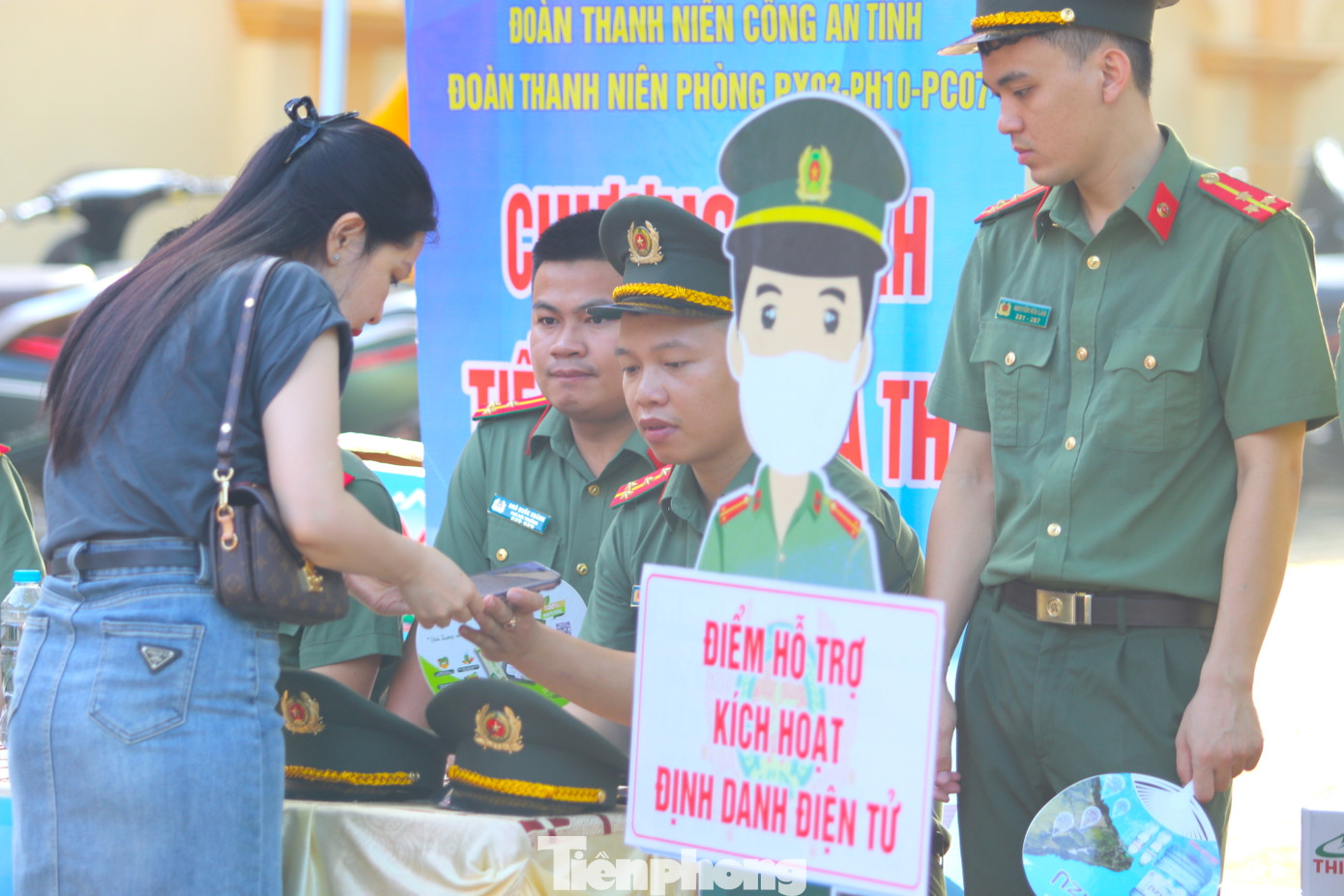 Trước điểm thi trường THPT chuyên Phan Bội Châu (TP. Vinh, Nghệ An), Đoàn thanh niên phòng PX03, PH10, PC07 Công an tỉnh Nghệ An cử nhiều cán bộ hỗ trợ phụ huynh đưa thí sinh đến thi cài đặt tài khoản định danh điện tử.