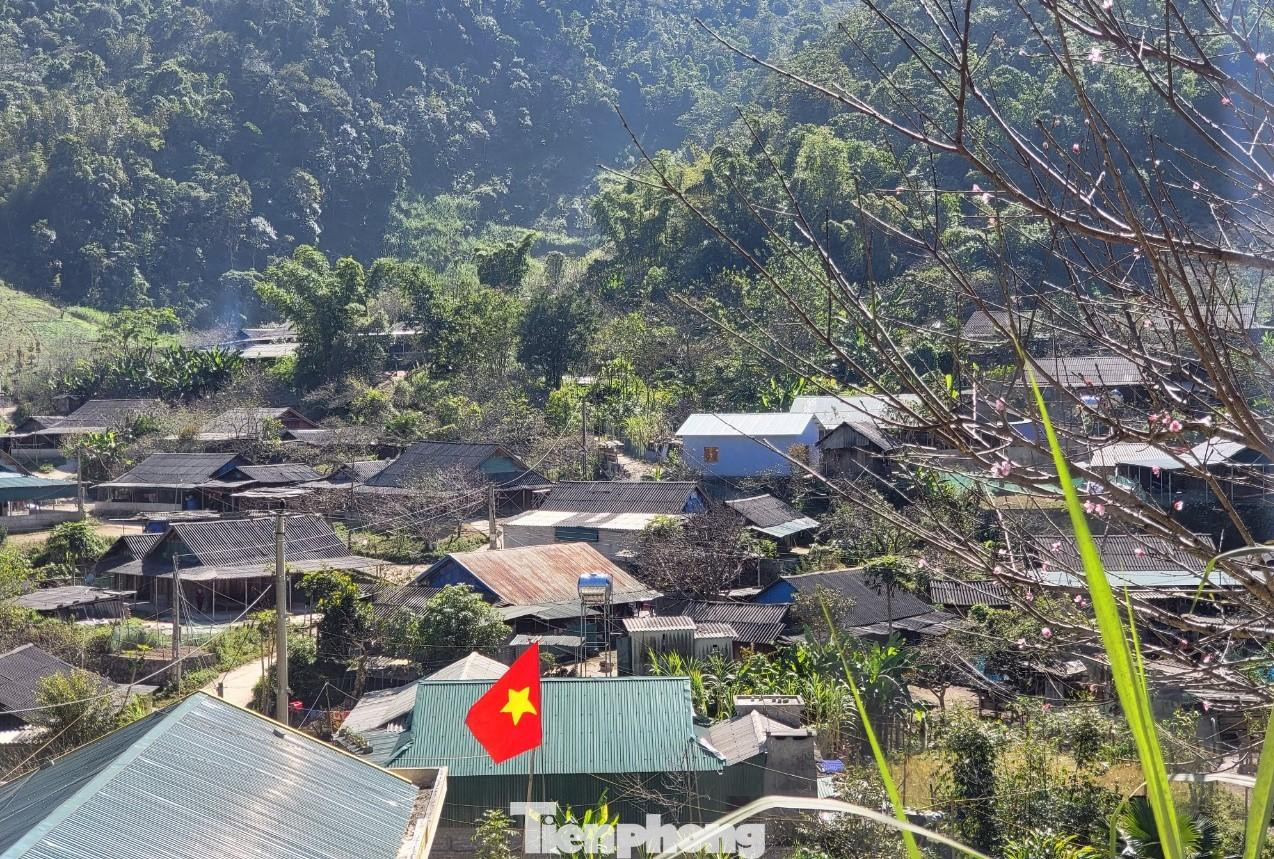 Người dân bản địa mến khách, khí hậu mát mẻ, trong lành và được tô thắm bởi hoa đào, hoa mận xen lẫn hoa dại của núi rừng, Mường Lống hút hồn người khách viễn xứ.