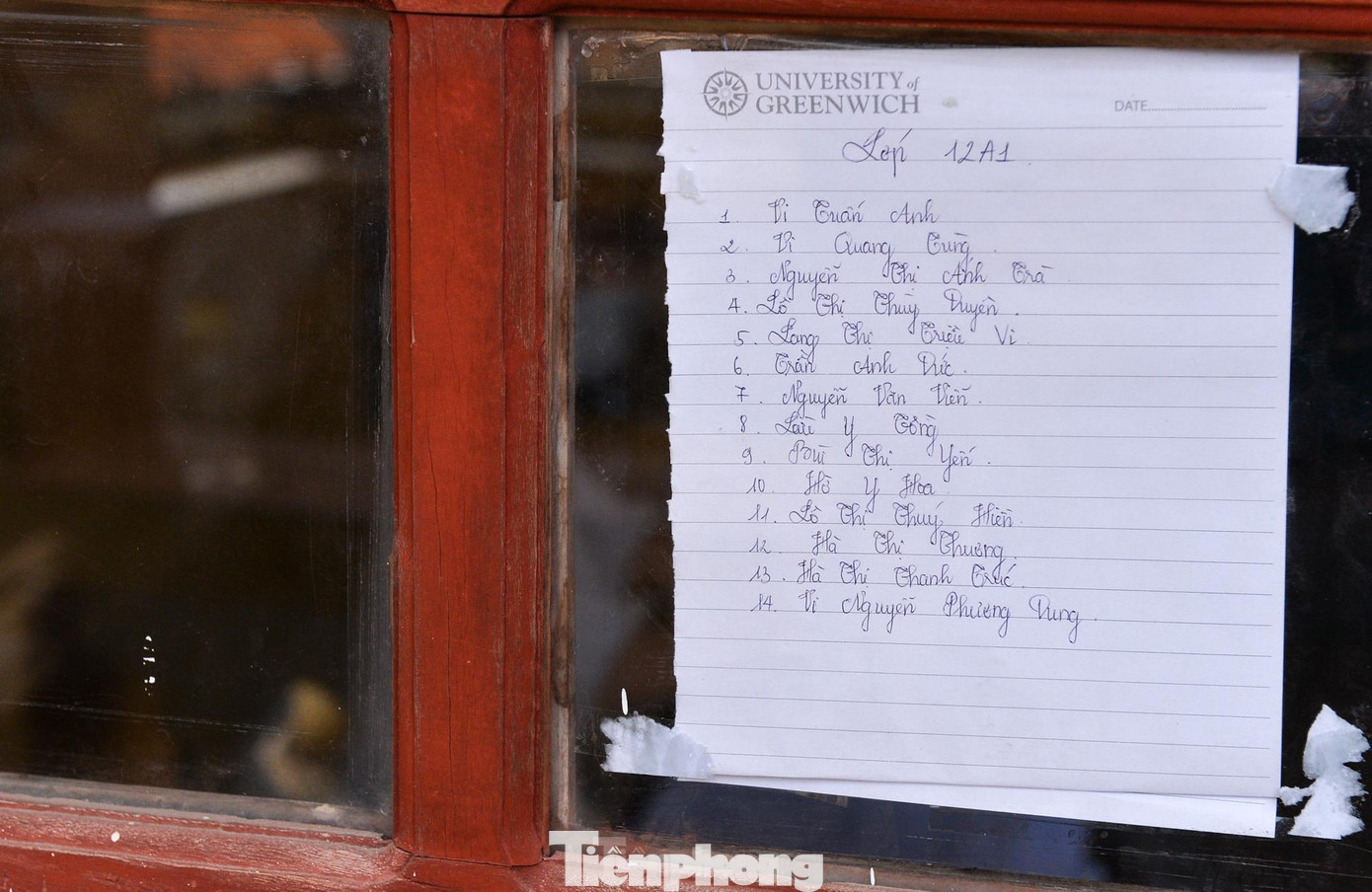 Hàng ngày từ 7h25p - 9h25p, các em học sinh lên lớp để ôn luyện qua hình thức dạy trực tuyến. Em Trần Anh Đức - học sinh lớp 12A1 cho hay: "Mọi năm em thấy các anh chị có về nhà ôn tập và nhiều thời gian về thăm nhà nhưng giờ dịch phức tạp, chúng em cũng không thể đi ra phạm vi trường được. Không chỉ ôn tập, bọn em còn được các thầy cô đưa ra các đề thi để luyện, điều nay rất có ích cho bọn em "vượt ải vũ môn" sắp tới. Khi lên lớp, chúng em đều đeo khẩu trang, sát khuẩn tay và ngồi cách xa nhau. Hầu như cũng ít chuyện trò, chỉ chú tâm vào bài vở".