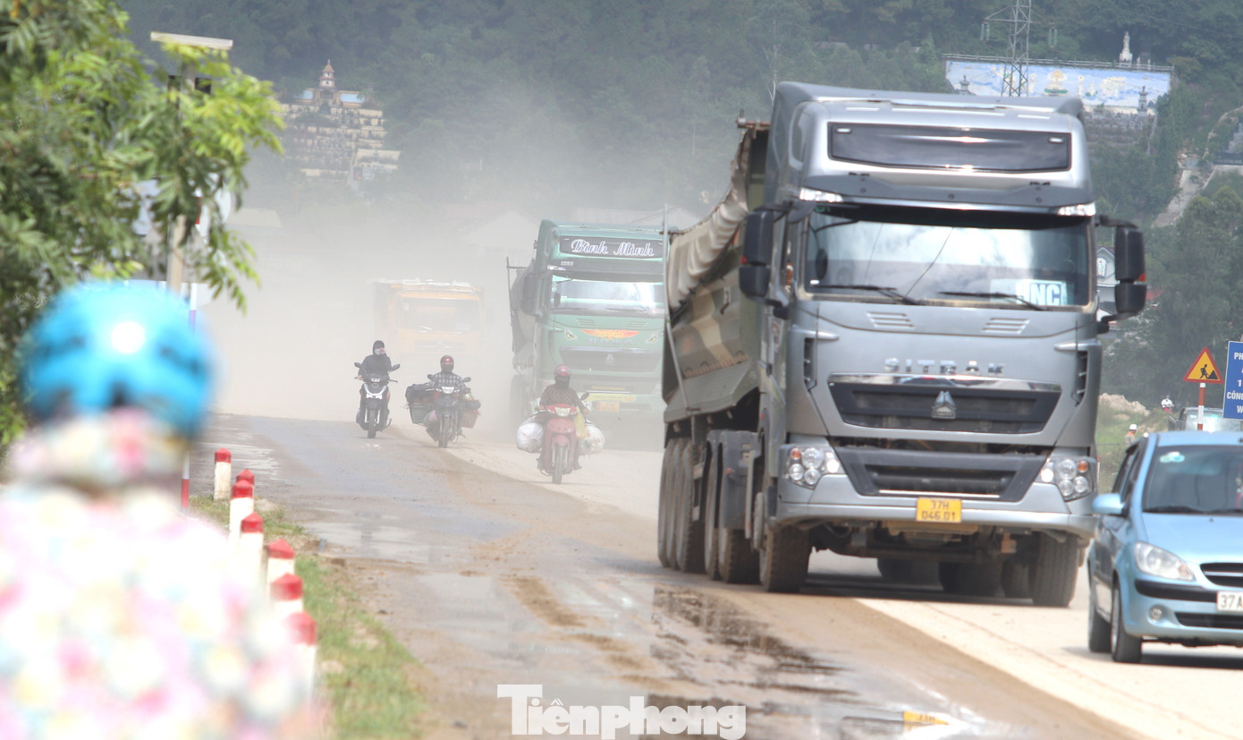 Mỗi ngày có hàng trăm lượt xe tải, xe ben lớn nhỏ chở nguyên vật liệu đi qua khiến tuyến đường này càng thêm ô nhiễm bụi bẩn.