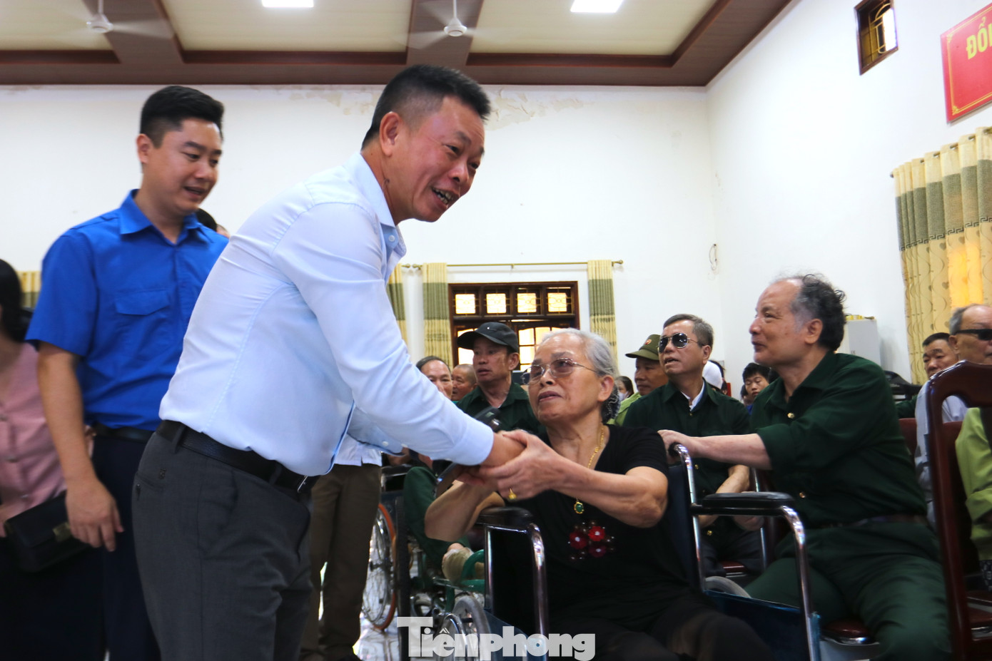 Thăm hỏi các thương bệnh binh tại Trung tâm điều dưỡng thương binh Nghệ An.