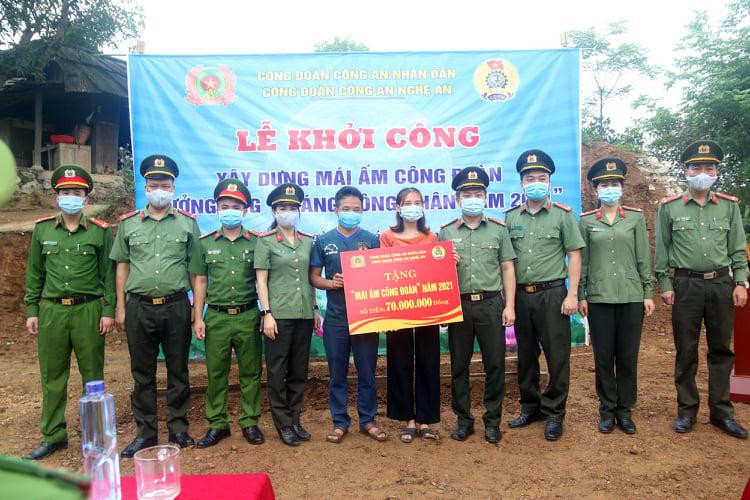 Công đoàn Công an tỉnh Nghệ An trao nhà "Mái ấm công đoàn". Công đoàn Công an tỉnh Nghệ An trao nhà "Mái ấm công đoàn".