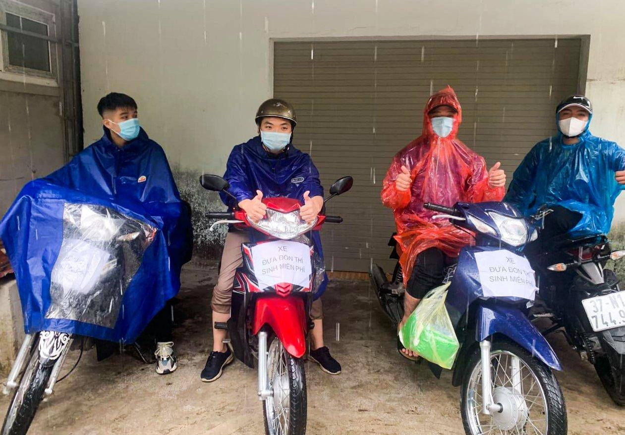 Dù nắng hay mưa, đội tình nguyện xe lai miễn phí cũng sẽ đón đưa sĩ tử suốt quá trình diễn ra kỳ thi.