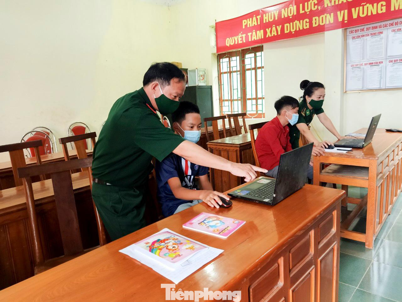 Ngày 6/9, học sinh cả nước bước vào buổi học đầu tiên của năm học mới, nhưng do dịch COVID-19 diễn biến phức tạp nên ngành giáo dục đã thực hiện phương châm " Tạm dừng đến trường, không dừng việc học". Đồng nghĩa với việc giáo viên, học sinh phải dạy và học trực tuyến. Ngày 6/9, học sinh cả nước bước vào buổi học đầu tiên của năm học mới, nhưng do dịch COVID-19 diễn biến phức tạp nên ngành giáo dục đã thực hiện phương châm " Tạm dừng đến trường, không dừng việc học". Đồng nghĩa với việc giáo viên, học sinh phải dạy và học trực tuyến.