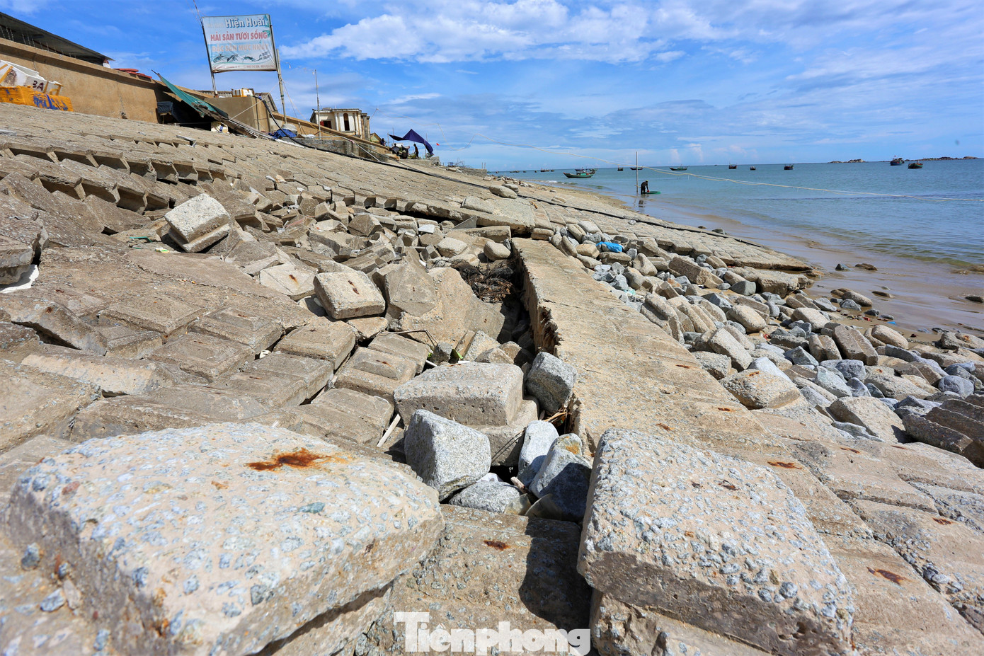 &quot;Nếu không kịp sửa chữa, gia cố, đến lúc mưa bão, sóng đánh mạnh bờ kè sẽ khó trụ vững để bảo vệ các hộ dân trong đê”, ông Phạm Văn Huy (56 tuổi, thôn Hải Nam, xã Cẩm Nhượng), chia sẻ.
