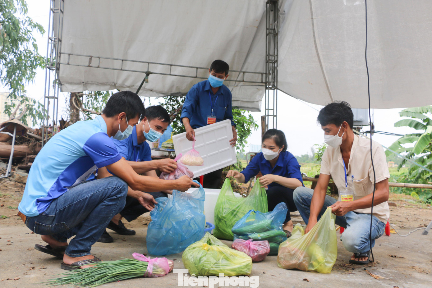 Phân loại nhu yếu phẩm ra từng bọc nhỏ cho các hộ gia đình. Phân loại nhu yếu phẩm ra từng bọc nhỏ cho các hộ gia đình.