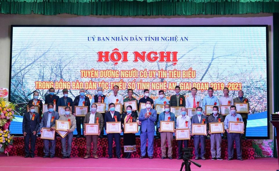 Tại Hội nghị, 190 cá nhân tiêu biểu được tôn vinh. Tại Hội nghị, 190 cá nhân tiêu biểu được tôn vinh.