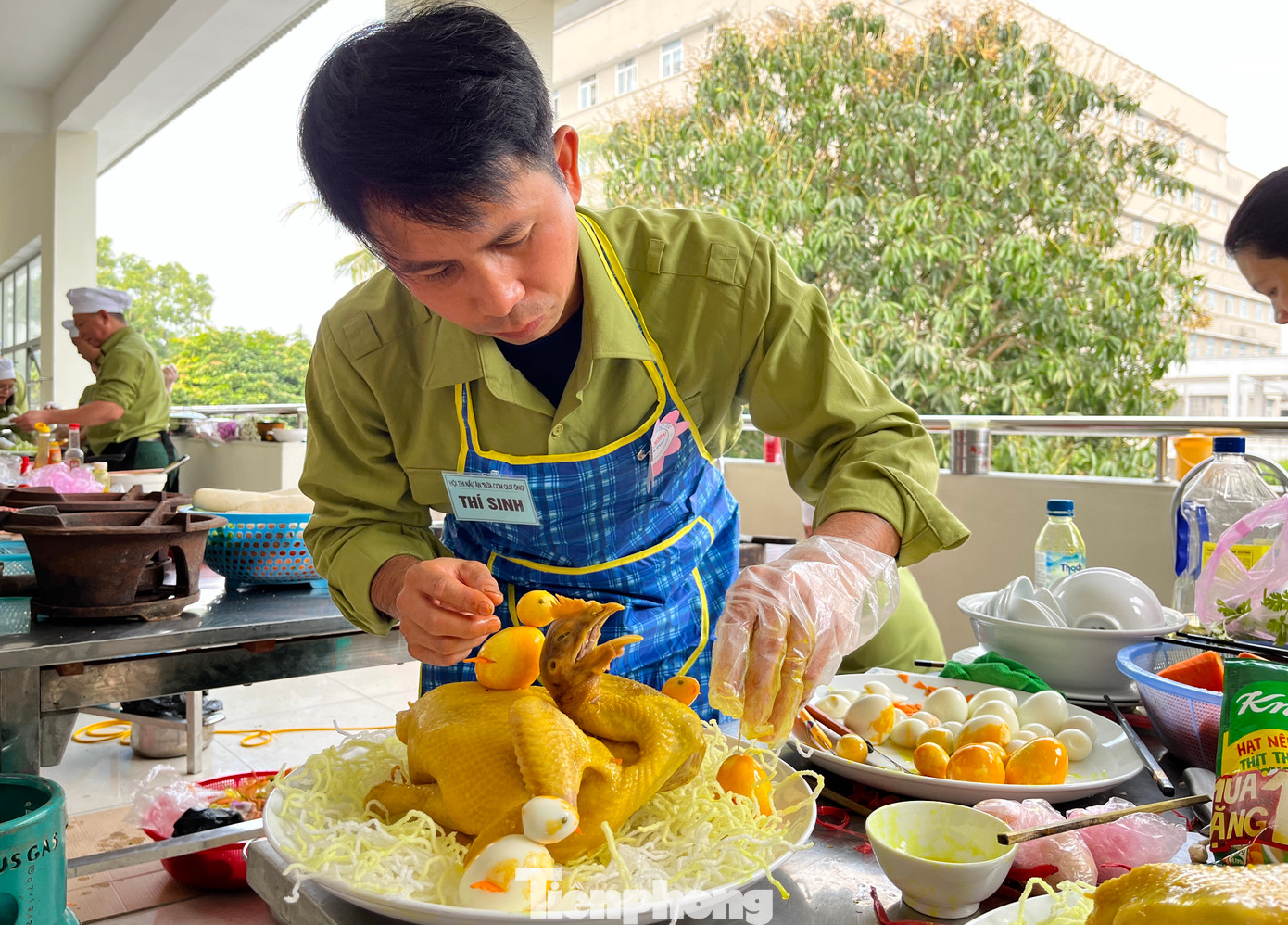 Anh Nguyễn Văn Dục chăm chút từng tý một để món "Gà mẫu tử đoàn viên" được hoàn thiện đẹp mắt tham gia cuộc thi. Anh Nguyễn Văn Dục chăm chút từng tý một để món "Gà mẫu tử đoàn viên" được hoàn thiện đẹp mắt tham gia cuộc thi.