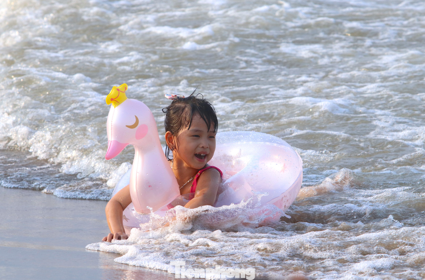 Nhiều em bé mang cả đồ chơi xuống để chơi cát và mang theo phao cá nhân để chơi đùa với sóng.