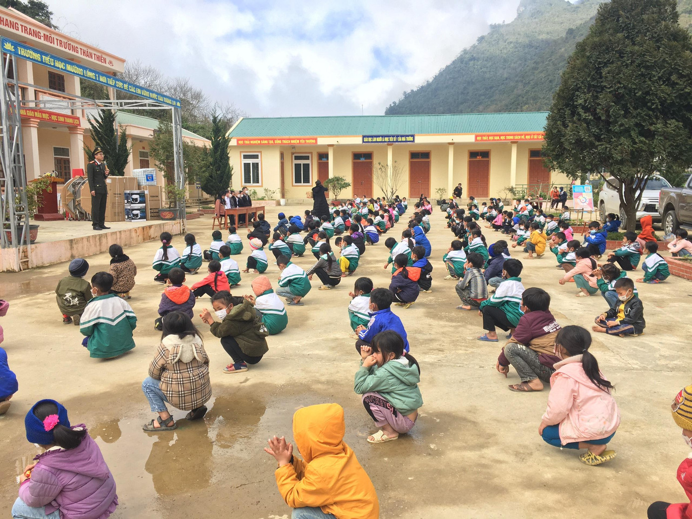 Hưởng ứng chủ trương của Đảng và nhà nước “Chung tay vì người nghèo – Không để ai bị bỏ lại phía sau”, đồng thời, thiết thực chào mừng Đại hội Đoàn các cấp tiến tới Đại hội đại biểu Đoàn TNCS Hồ Chí Minh Công an tỉnh Nghệ An lần thứ XIV, nhiệm kỳ 2022 – 2027; ngày 3/01/2021, Đoàn Thanh niên Công an tỉnh Nghệ An và Đoàn cơ sở Phòng Cảnh sát PCCC và CNCH, Chi đoàn Phòng Cảnh sát Giao thông phối hợp Công ty Cổ phần tập đoàn Thiên Minh Đức tổ chức chương trình Tết vì người nghèo năm 2022 tại Trường Tiểu học Mường Lống 1, huyện Kỳ Sơn.