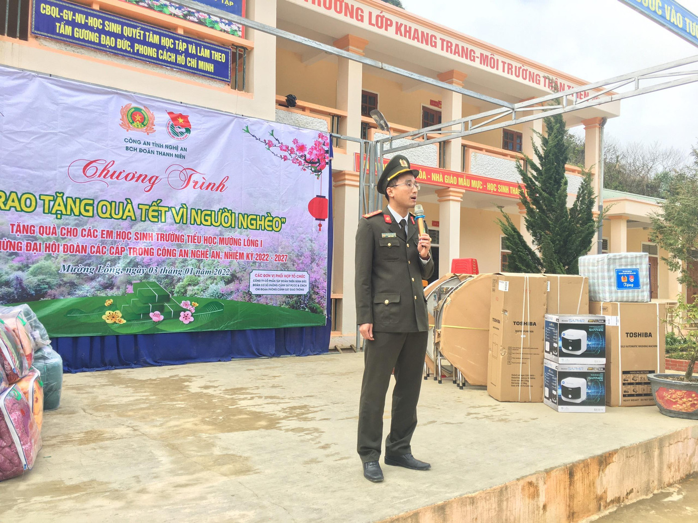 Phát biểu tại Chương trình, Đại úy Nguyễn Sỹ Nguyên – Phó Bí thư Thường trực Đoàn Thanh niên Công an tỉnh Nghệ An bày tỏ sự cảm thông, sẻ chia với những vất vả, khó khăn của cán bộ, giáo viên và học sinh Trường Tiểu học Mường Lống 1, mong muốn các thầy, cô giáo tiếp tục cố gắng, khắc phục những thiếu thốn, trở ngại để hoàn thành xuất sắc những mục tiêu, nhiệm vụ trong thời gian tới.