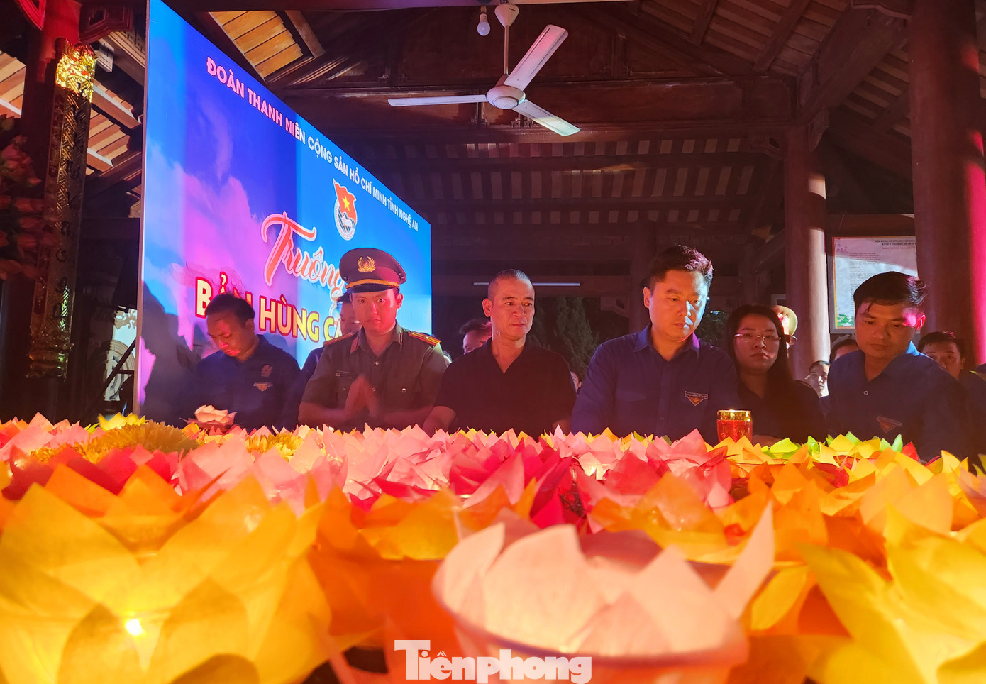 Những ngọn nến được dâng lên thắp trên phần mộ chung của 13 anh hùng liệt sĩ thanh niên xung phong tại Truông Bồn.