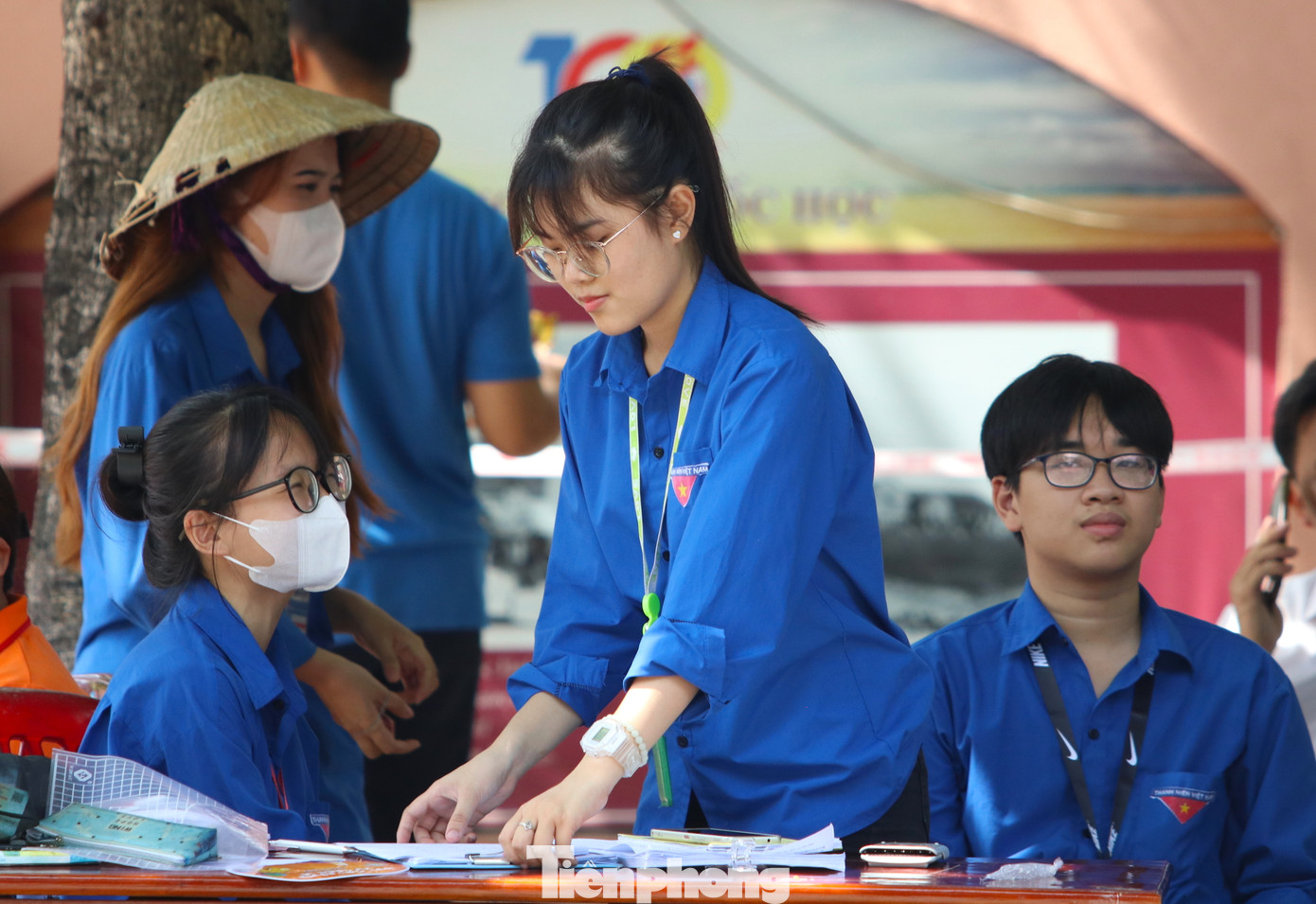 Những đoàn viên tình nguyện sắp xếp các giấy tờ của thí sinh gửi để đảm bảo không bị thất lạc.