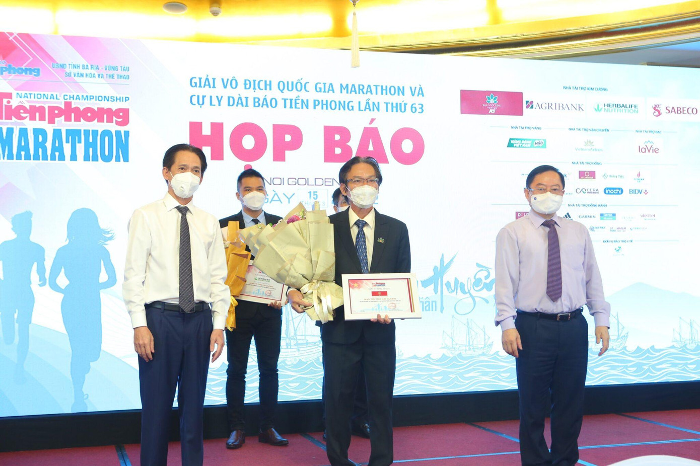 Ông Nguyễn An nhận hoa và kỷ niệm chương Nhà tài trợ Kim cương từ Ban tổ chức Tiền Phong Marathon 2022. Ông Nguyễn An nhận hoa và kỷ niệm chương Nhà tài trợ Kim cương từ Ban tổ chức Tiền Phong Marathon 2022.